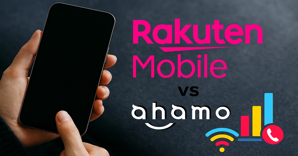黒いテーブルの上でスマートフォンを手に持つリアルな写真の右側に、『Rakuten Mobile』のピンク色ロゴと『ahamo』の白黒ロゴが大きく並び、間に“vs”の文字、下にグラフやWi-Fi・通話アイコンのイラストが配置された、楽天モバイルとahamoの比較を表現した横長バナー画像。
